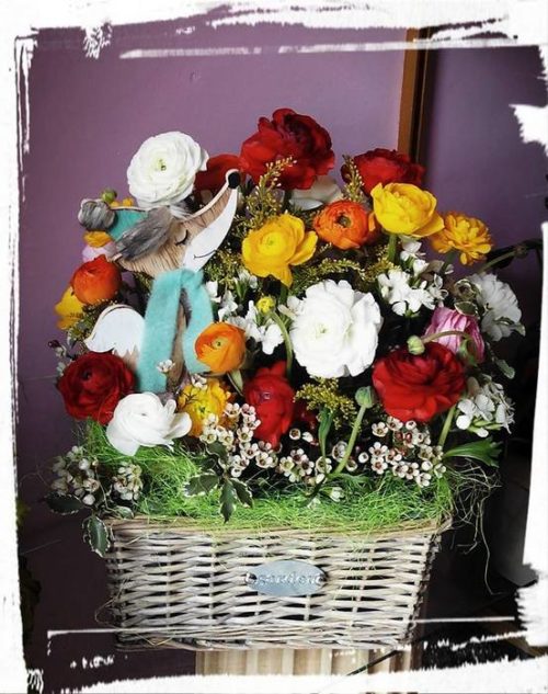 cesta multicolor de ranunculos_flores lantana